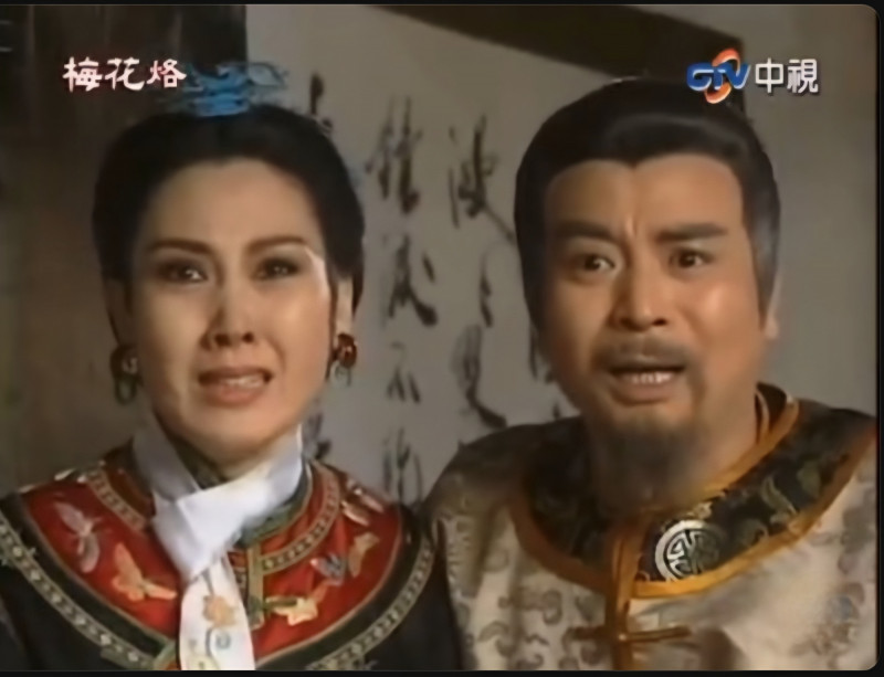 岳躍利、沈海蓉在《梅花烙》飾演王爺、福晉，聽獄卒陳建斌和王學兵報告。（翻攝自網路）