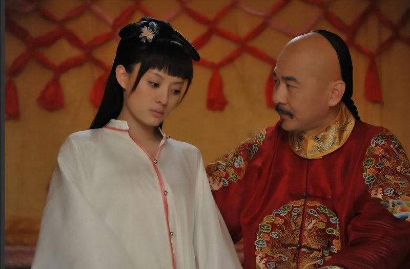 網友笑稱《甄嬛傳》的皇帝陳建斌（右）竟然從獄卒做起。（翻攝自網路）