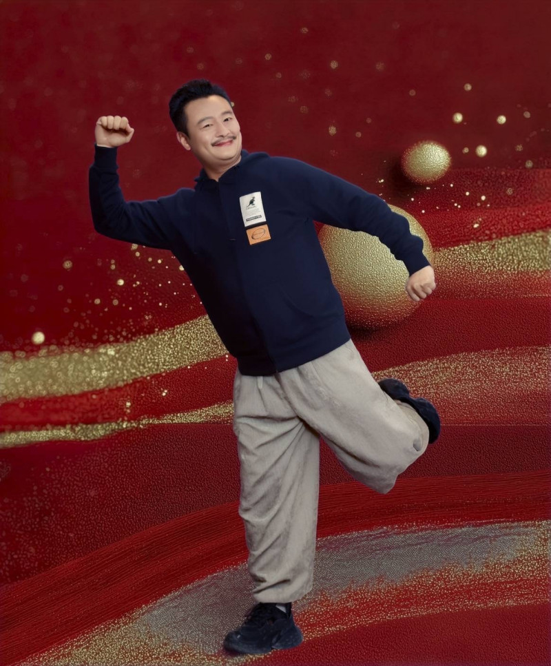 林佑星過年不休息，在自家餐廳端菜、洗碗。（三立提供）