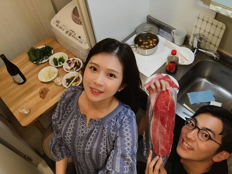 鄭家純（左）情人節臨時現身東京，老公卻跑去朋友聚會。（翻攝自臉書）