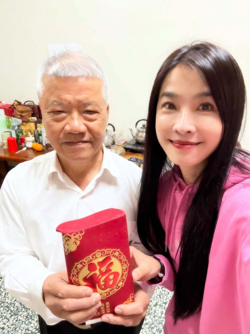 第一個沒有媽媽的過年 小嫻包大紅包給爸爸惹鼻酸