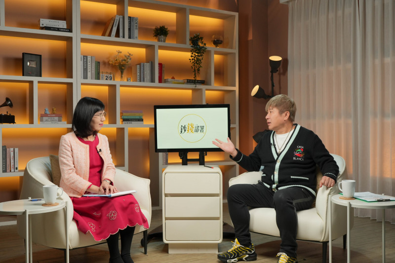 胡瓜（右）在《鈔錢部署》與主持人盧燕俐（左）討論股票投資分析。（華視提供）