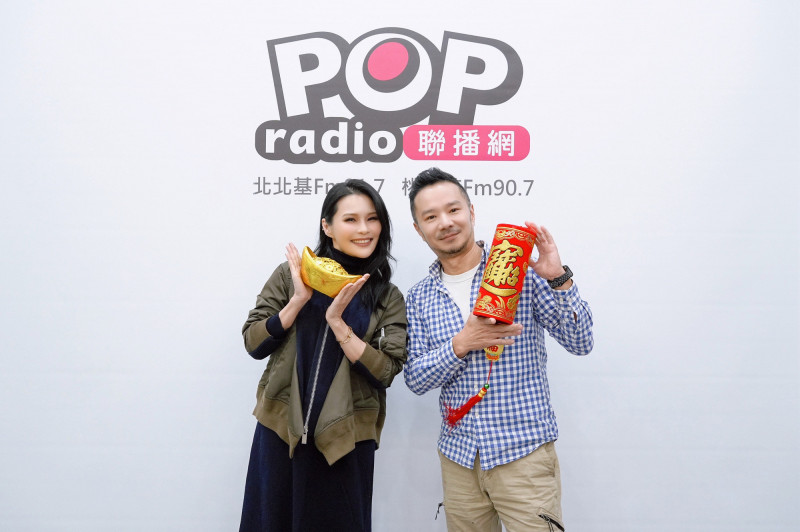 周蕙（左）向DJ丹尼（右）透露歌唱比賽的內幕。（POP Radio提供）