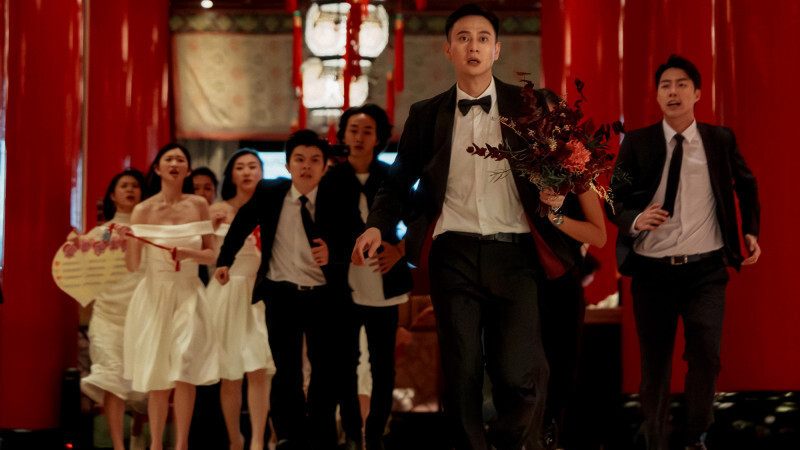 劉冠廷（右二）在《雙囍》面對新郎闖關突改「夾夾樂」，機智用丟捧花化解逃離。（水花電影提供）