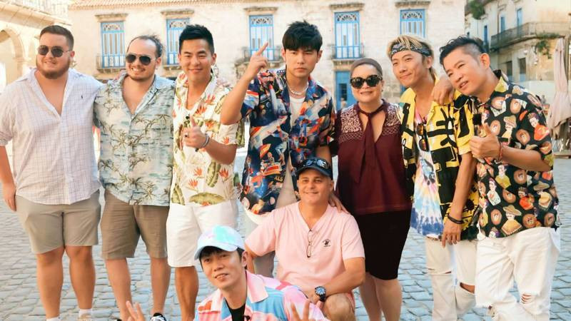 《周遊記》是周杰倫（後排中）和好友到世界各地體驗不同文化與生活的實境節目。（Netflix提供）