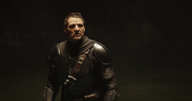 佩德羅帕斯卡在《曼達洛人與古古》飾演曼達洛人。（盧卡斯影業提供）