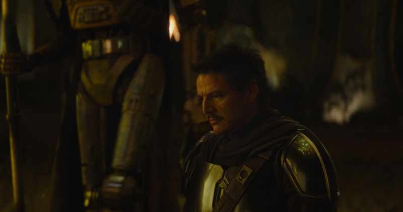 佩德羅帕斯卡在《曼達洛人與古古》拿下頭盔。（盧卡斯影業提供）