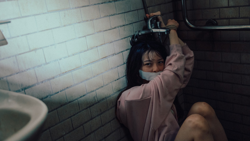 王柏傑在《百萬人推理》中，廁所囚禁陳姸霏。（Netflix提供）