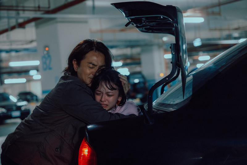 鄭伊健（左）在《百萬人推理》肉身擋車，後車廂解救女兒陳姸霏。（Netflix提供）