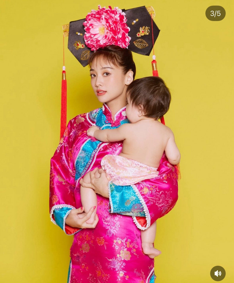 鬼鬼女兒的超可愛肉臉，有夠可愛。（翻攝自IG）