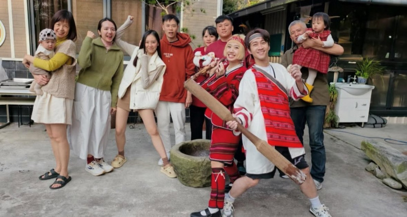 新婚的Lulu（右四）把陳漢典（右三）帶回部落感受不同的年節氣氛。（翻攝自IG）