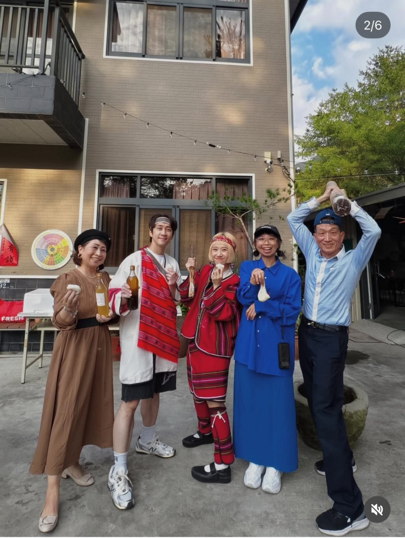 陳漢典（左二）陪同Lulu（中）一起回娘家。（翻攝自IG）