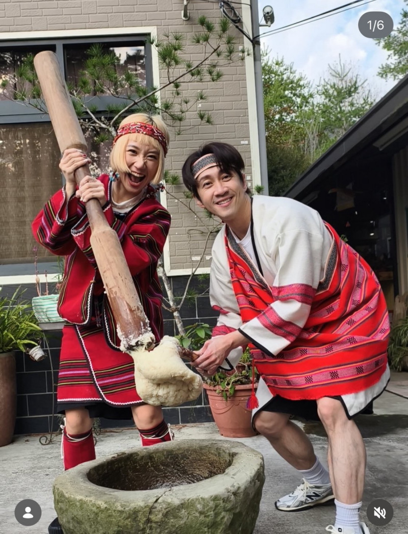 陳漢典（右）和Lulu穿上族服，揮汗搗年糕。（翻攝自IG）