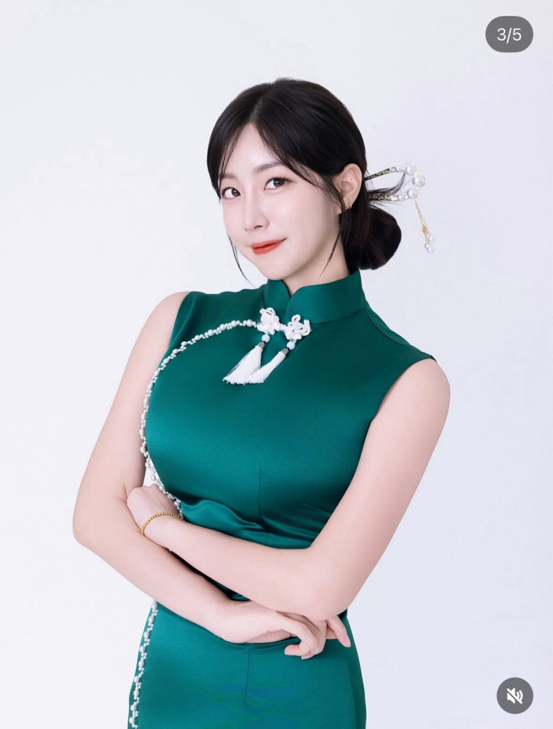 安芝儇身穿綠色旗袍，身材超好。（翻攝自IG）