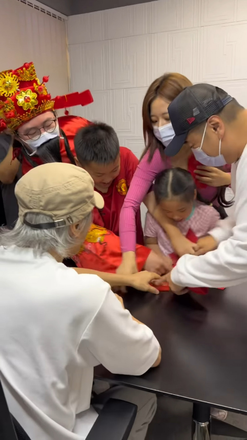 周星馳的紅包連財神爺都要搶。（翻攝自IG）