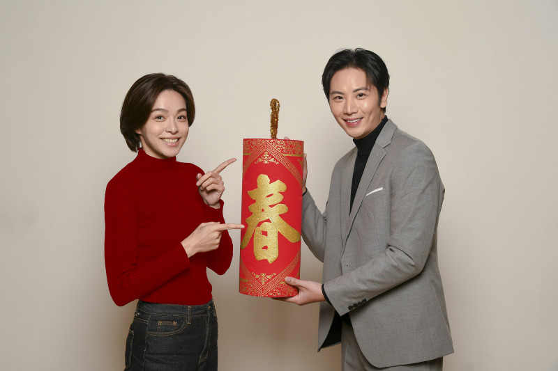 李睿紳（右）、賴郁庭應景拿鞭炮。（三立提供）