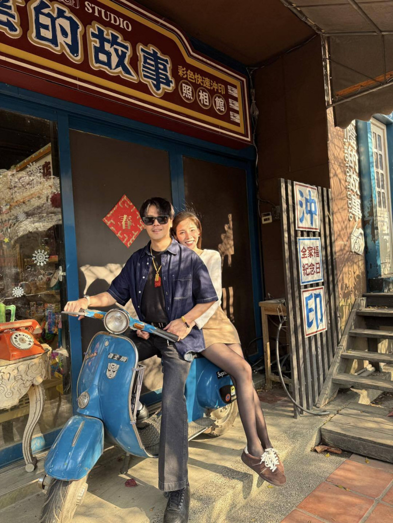 黃文星和老婆年節出遊走春。（翻攝自臉書）