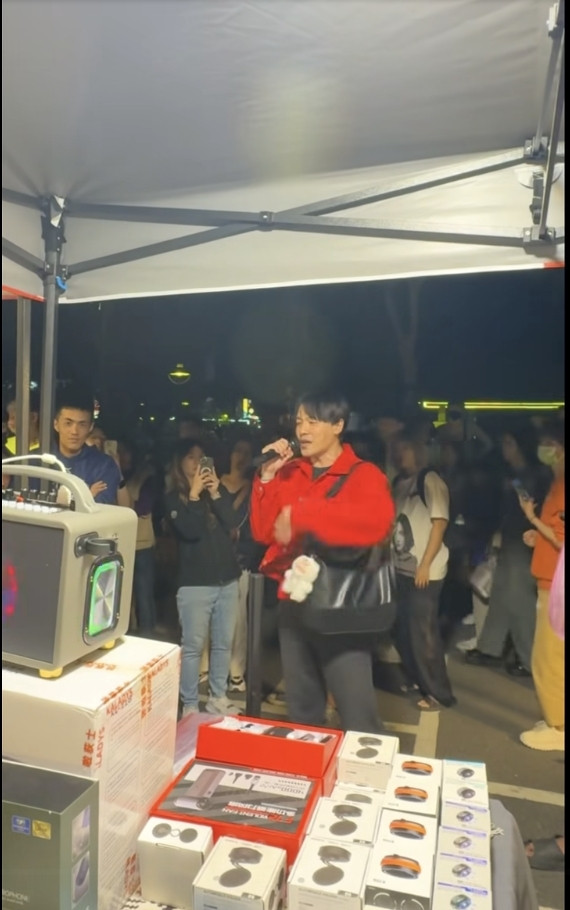 黃文星在屏東潮州的店家前直接開唱，讓民眾爭相搶拍。（翻攝自臉書）