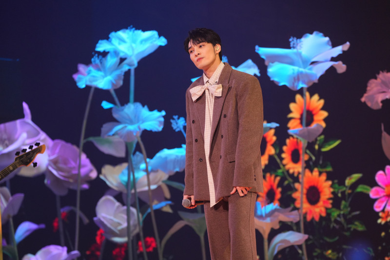 《WE ARE》島嶼四季交響主題，黃偉晉演繹「夏」，搭配LI PaPer ART紙雕工房打造的舞台設計。（文總提供）