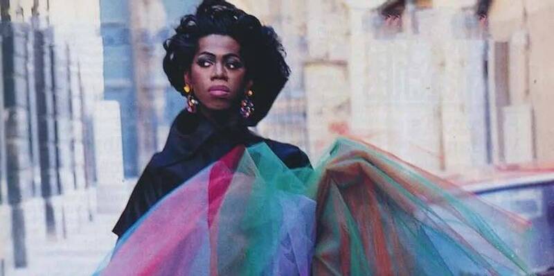 當年在伸展台上翻白眼、毒舌評論、訓練選手台步毫不留情的走秀教官Miss J。（翻攝自X）