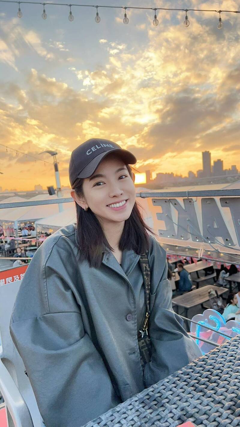 農曆春節期間，米可白回彰化鹿港老家巧遇一名飼主帶著收養的毛孩前來拜年。（翻攝自臉書）