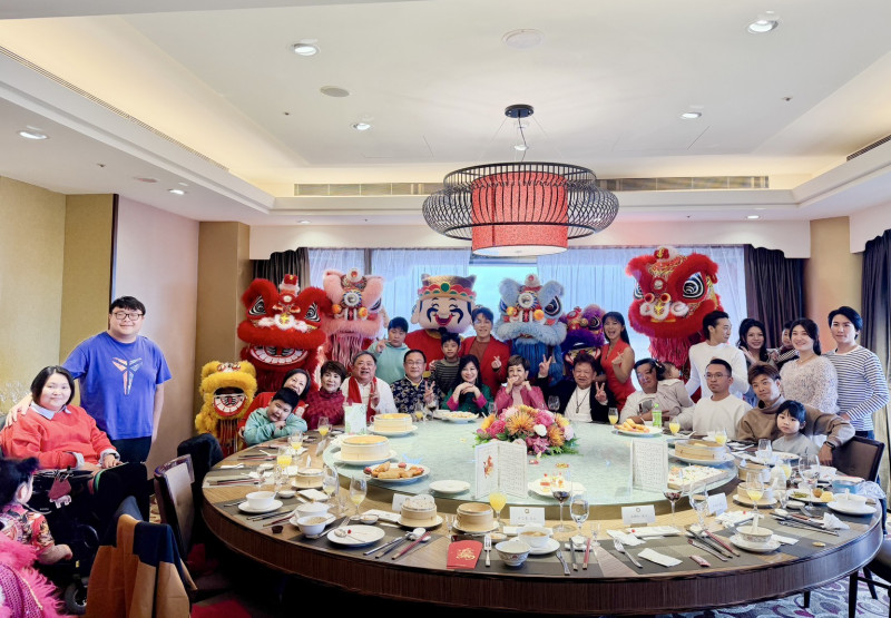 許志豪帶家人到圓山飯店聚餐，師妹翁鈺鈞也到包廂串門子。（許志豪提供）