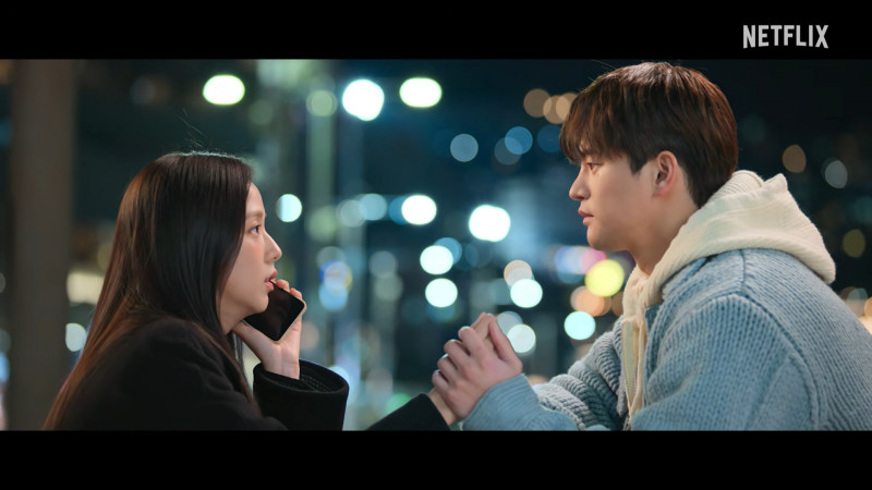 Jisoo、徐仁國合作韓劇《訂閱男友》，兩人有不少精彩對手戲。（翻攝自Netflix YouTube）