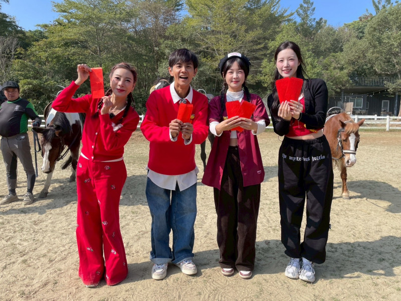 楊繡惠（左起）、阿翔、籃籃和李晧禎開心領紅包。（民視提供）