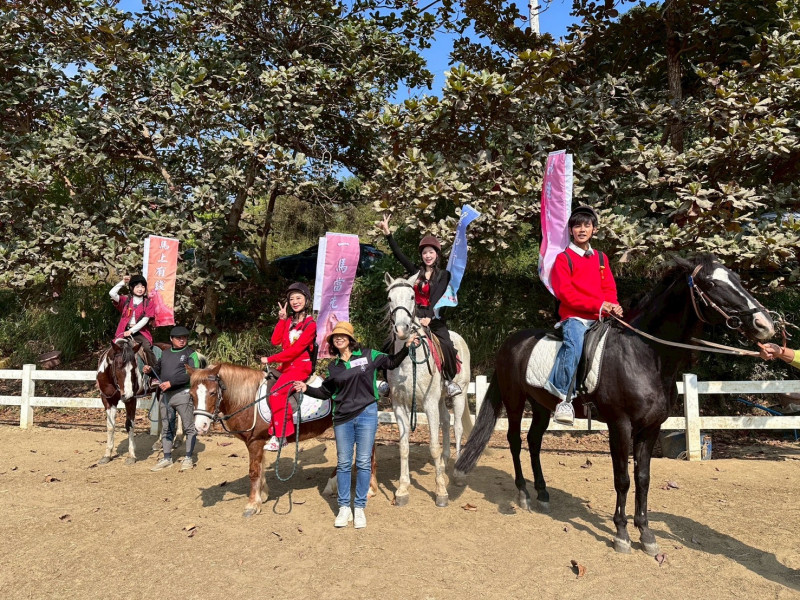 籃籃（左起）、楊繡惠、李晧禎和阿翔馬年騎馬拜年。（民視提供）