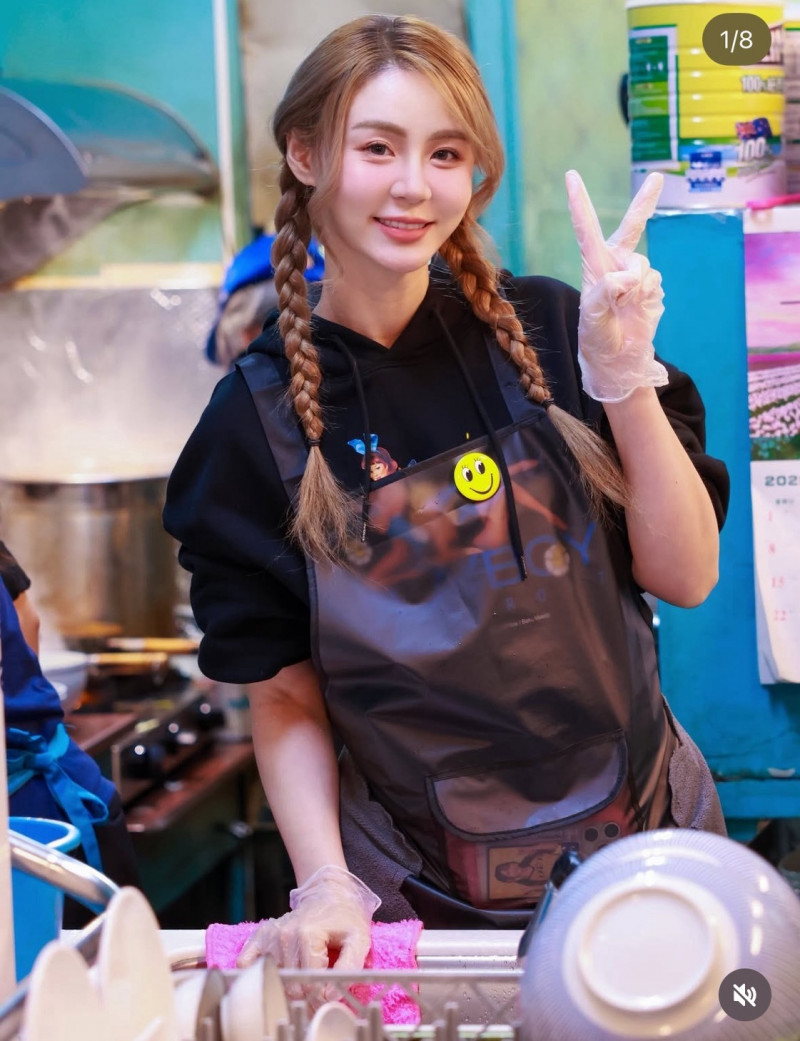 短今在自家餐廳洗碗。（翻攝自IG）