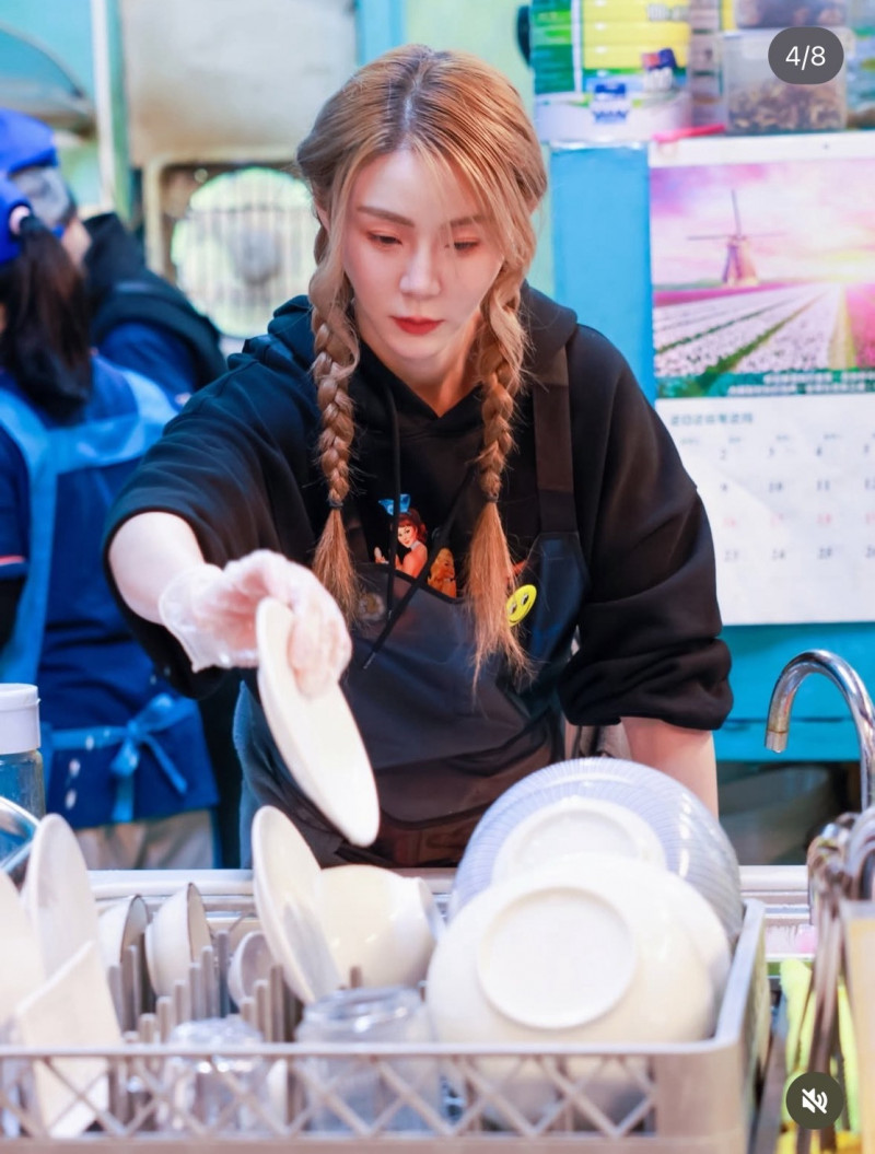 短今洗碗一站就是10小時，沒有停過。（翻攝自IG）