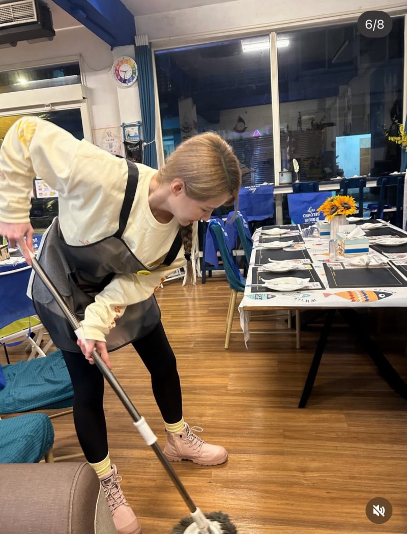 短今幫忙拖地。（翻攝自IG）