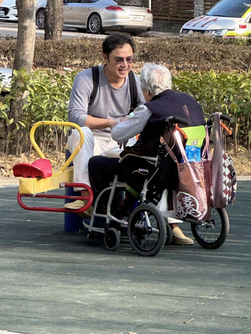 網友在大年初三直擊明道在公園陪伴母親，眼底很有愛。（翻攝自threads）