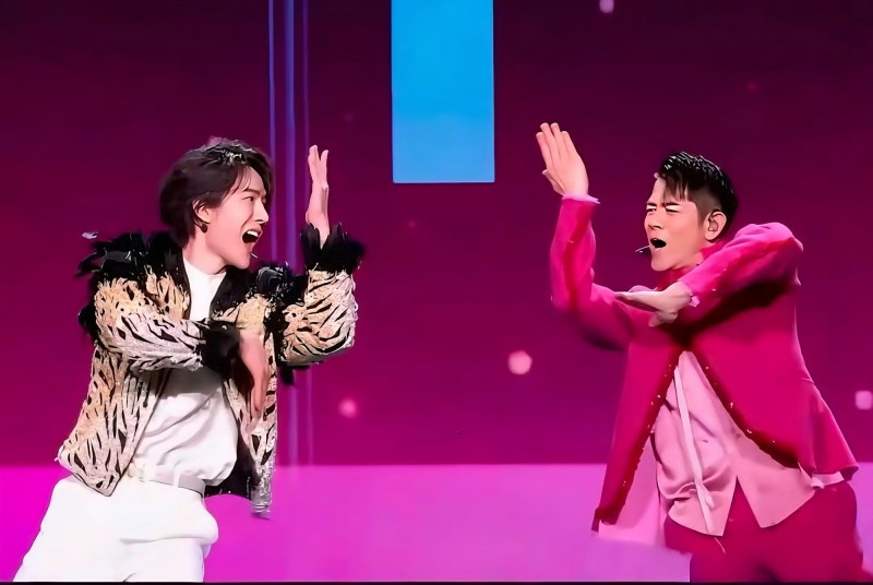 郭富城、王一博春晚尬舞狂刷8億流量 天王自爆36年前機車廣告爆紅被選中真相