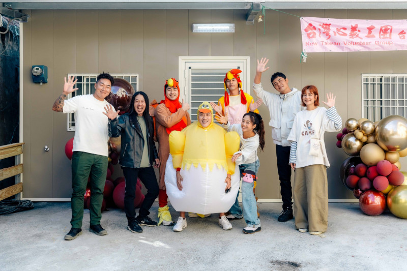 余祥銓揪鹿希派合組「蛋蛋三兄弟」他被拱脫掉上衣