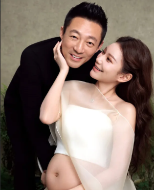 馬筱梅（右）透露生完孩子要回北京生活。汪小菲父母都到台灣陪產。（翻攝自小紅書）