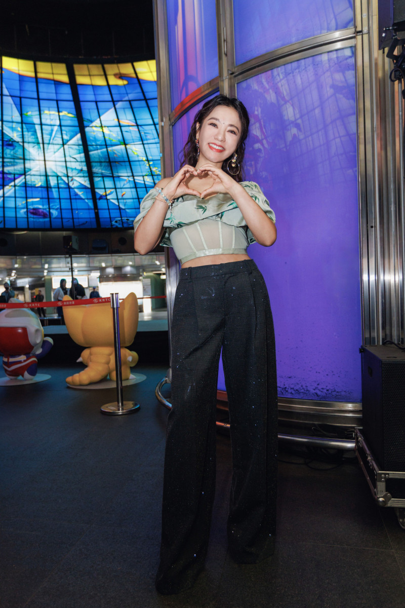 野生天后搭捷運「沒被認出來」 歌迷錯過扼腕：後悔一輩子