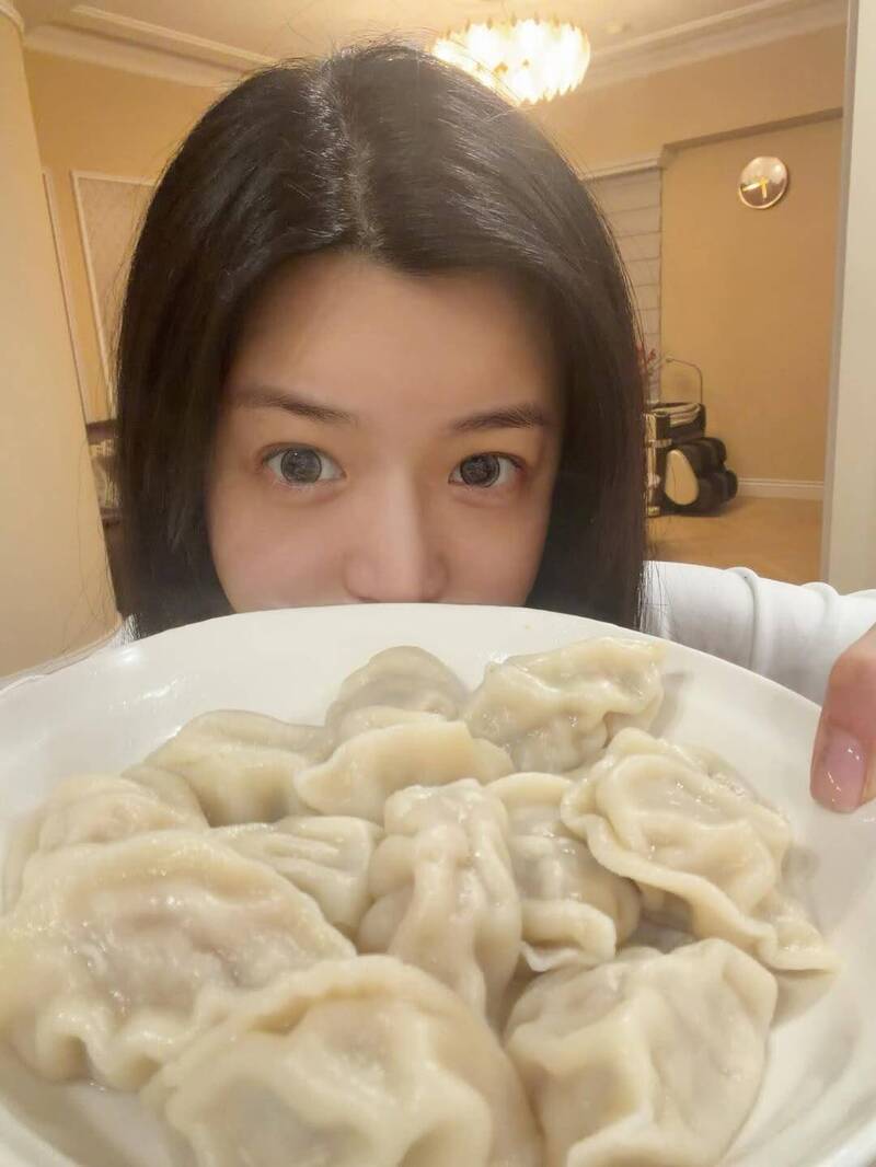 離婚後首度曬年夜飯！ 陳妍希素顏入鏡驚艷網友