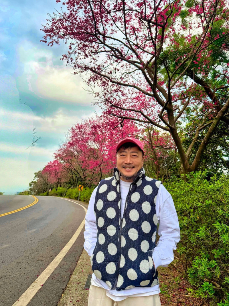 小蟲寫過許多經典歌曲，過年期間走春賞櫻。（翻攝自臉書）