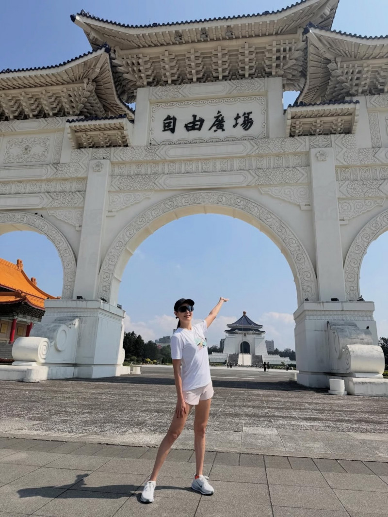 賈永婕衝中正紀念堂，反思洗腦教育。（翻攝自Threads）