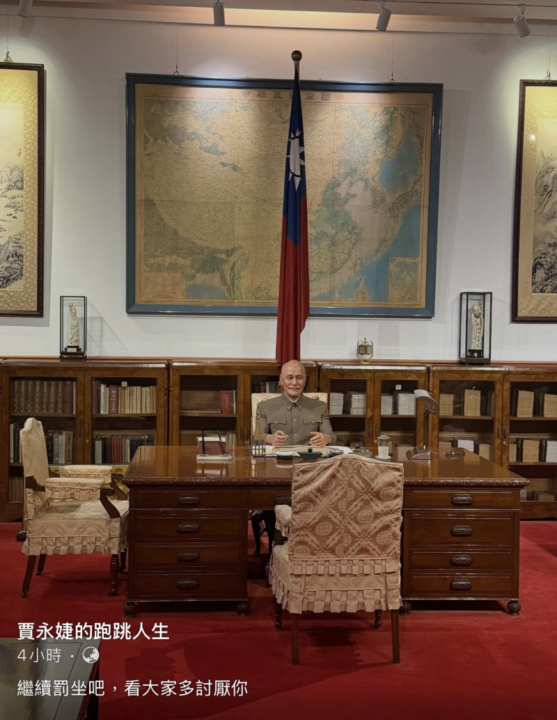賈永婕看著蔣中正蠟像，直言繼續罰坐吧。（翻攝自臉書）