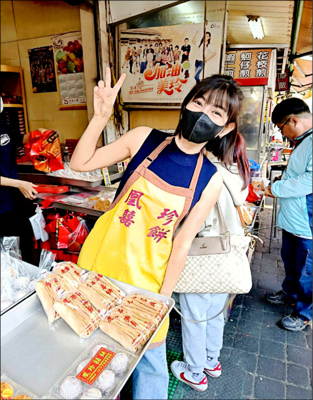米可白鹿港賣餅 動鼻手術遭關切