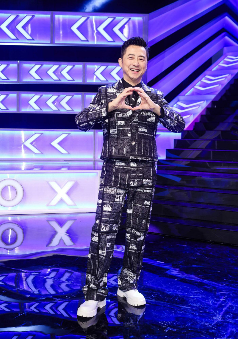 哈林一身黑色勁裝主持全新一季節目。（公視提供）