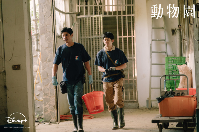王柏傑（左）、李淳在《動物園》同為動物保育員。（Disney+提供）