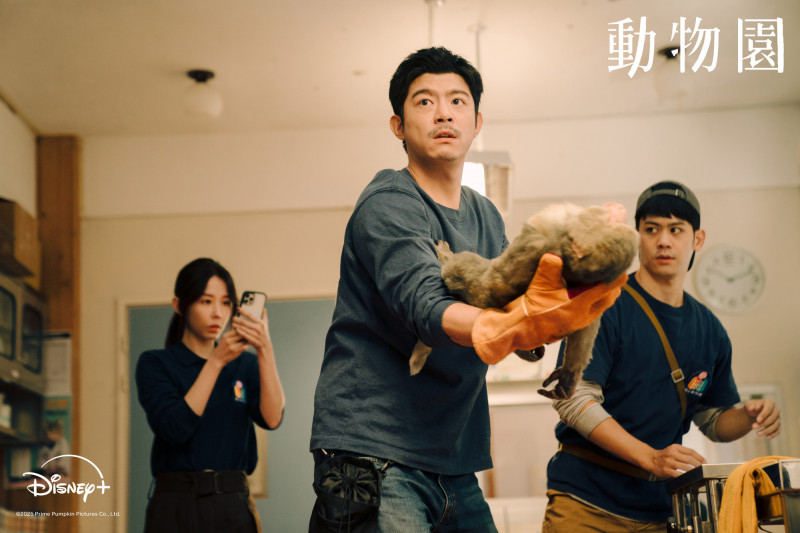 邵雨薇（左）在《動物園》犯大忌引發獼猴群搶食，險些釀成大禍。（Disney+提供）