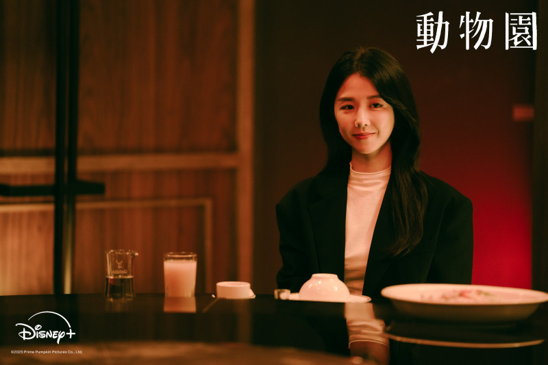 邵雨薇在《動物園》飾演為了保住飯碗、不得不前往動物園實習的廣告女強人。（Disney+提供）