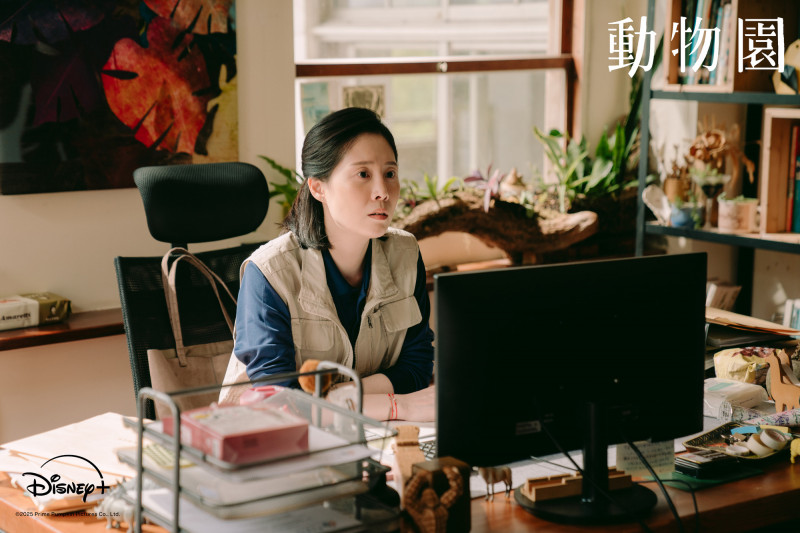 蔡亘晏在《動物園》力邀邵雨薇到壽山動物園擔任實習保育員。（Disney+提供）