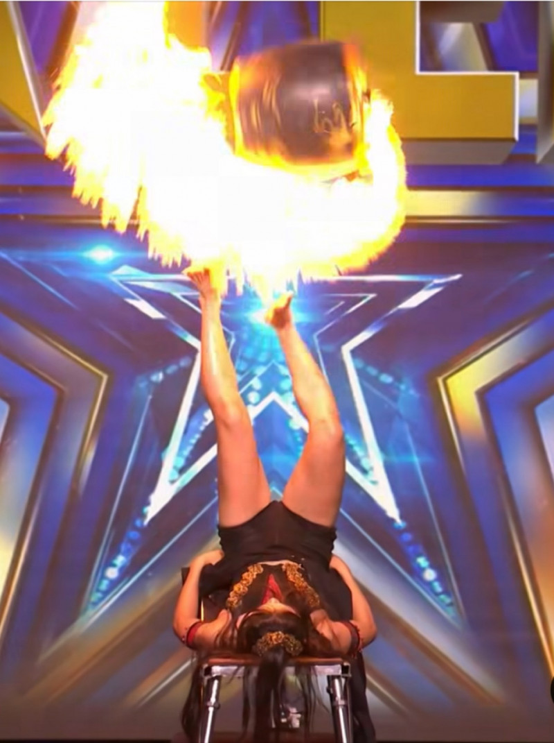 楊立微雙腿滾動火缸震撼全場。（翻攝自臉書）