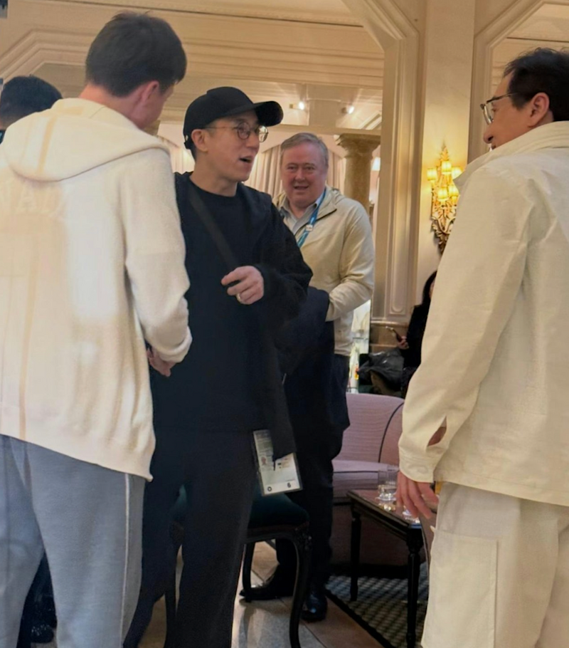 成龍（右）「父子破冰同框」新聞意外失焦，房祖名（中）左手無名指竟出現大鑽戒。（翻攝自網路）