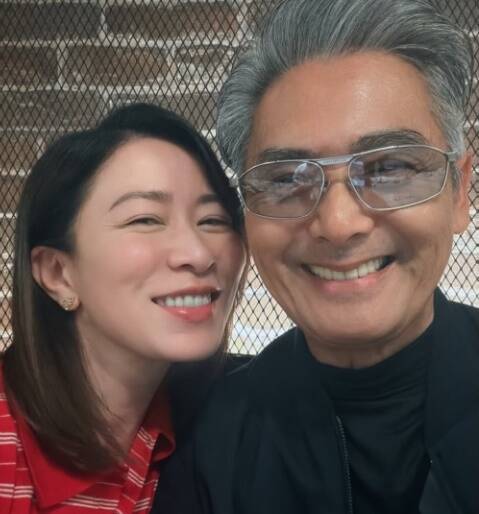 佘詩曼同框周潤發世紀合影  秒變小粉絲噴發少女味